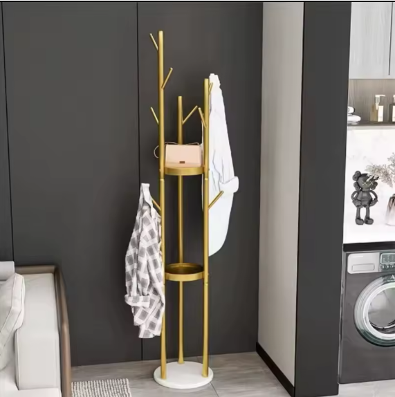 Porte-manteau sur pied en métal avec étagères intégrées
